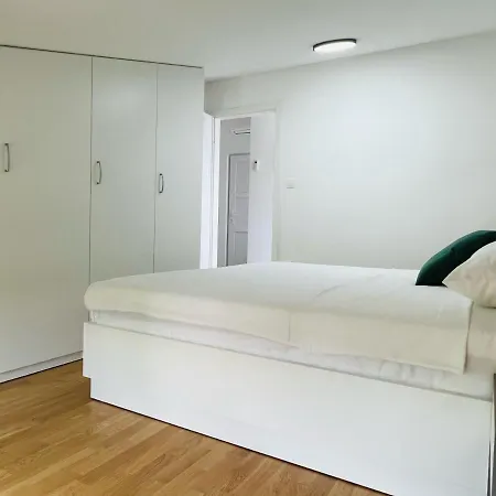 Avis Apartament *