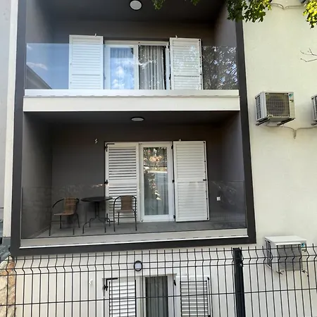 Apartament Avis *