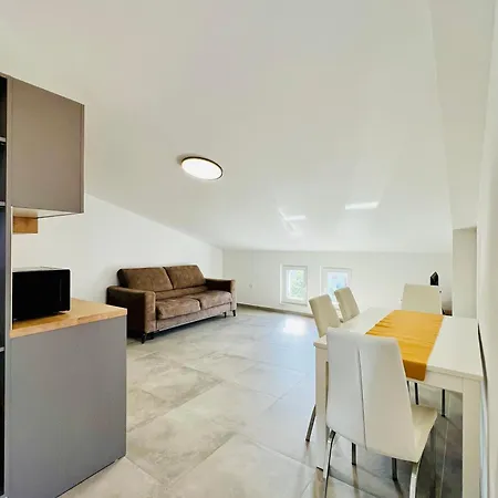 Apartament Avis *