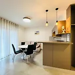 Avis * סלצה