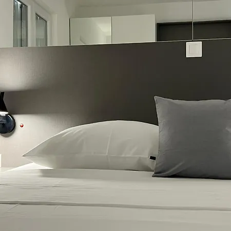 Avis Apartment *