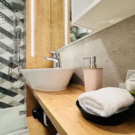Avis Apartment *
