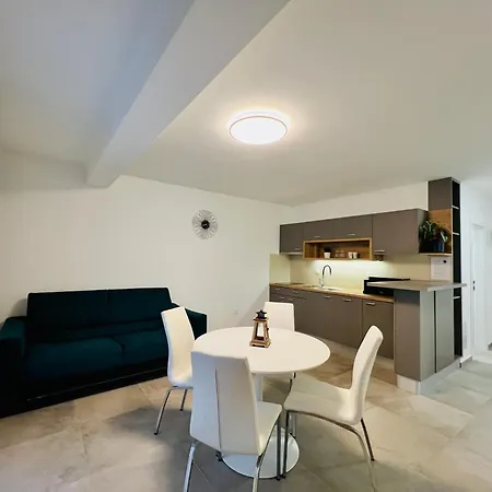 Avis Apartment *