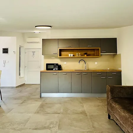 Avis Apartman *