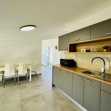 Apartment Avis Selce
